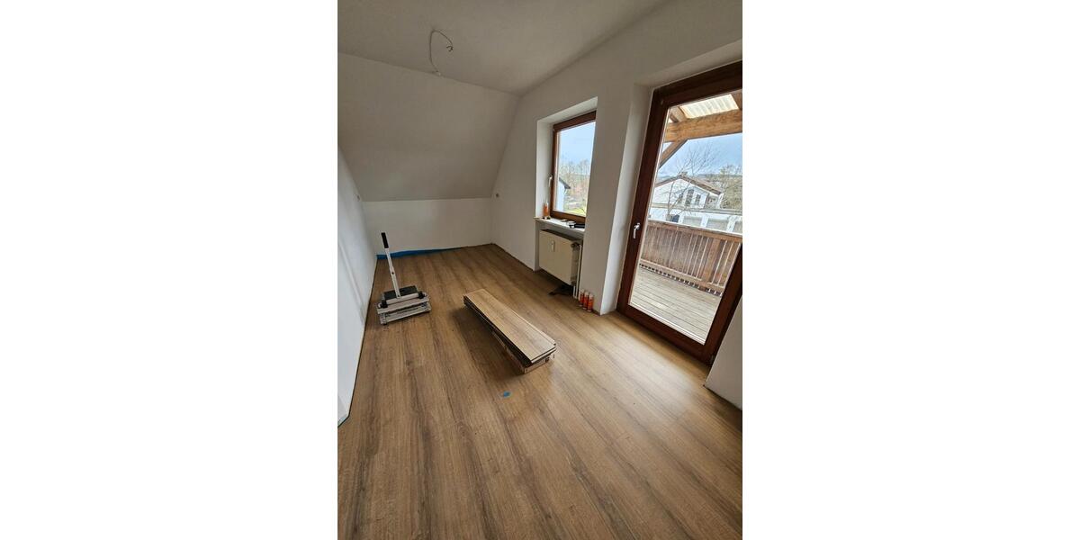 Dachgeschoßwohnung Regenstauf - 3 Zimmer, 92 m&sup2;, 900&euro; | Angebot:25759669