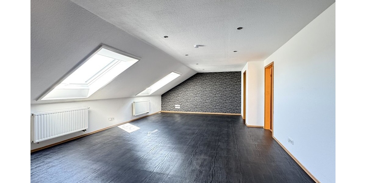 Helle 2-Zimmer-Wohnung im Dachgeschoss eines gepflegten Dreifamilienhauses! 2 zimmer