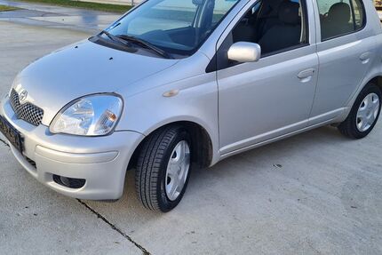 Toyota Yaris 157.500 km 2.499 &euro; Berlin 12681