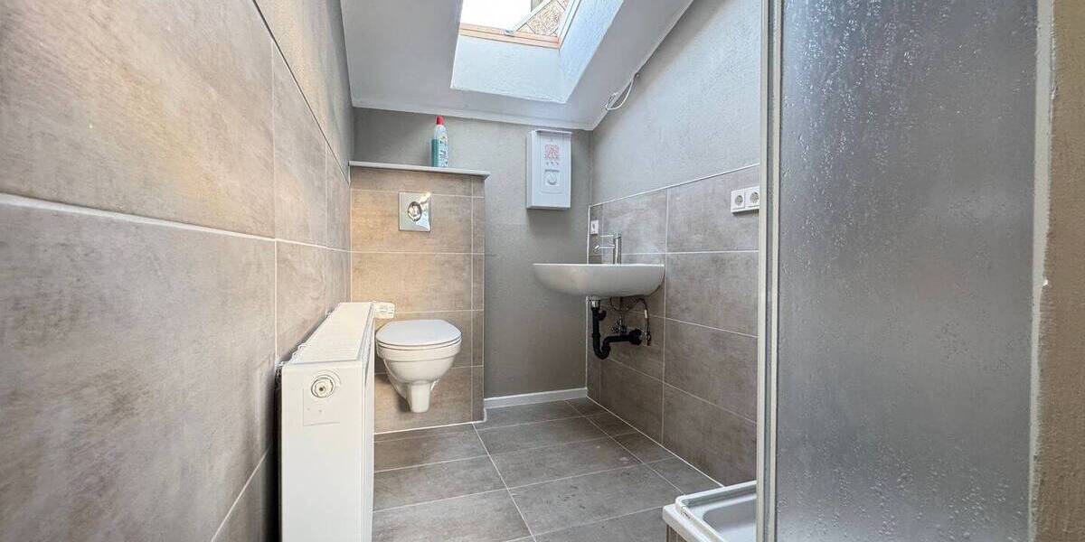 Sanierte 2-Zimmer-Dachgeschosswohnung mit neuem Bad in Ensheim - Etagenwohnung Saarbrücken-Halberg Ensheim | Angebot:26774939