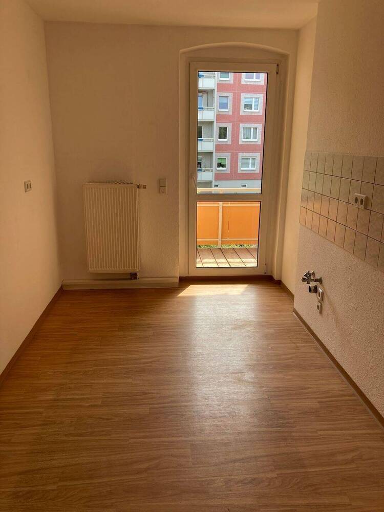 Geräumige 3-Raum-Wohnung im Altbau mit Wanne und Balkon sucht neue Bewohner.