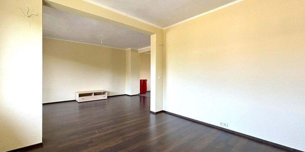 Familienfreundliche Eigentumswohnung mit Einbauküche, 2x Balkonen und 2x Garagen in Löberitz 5 zimmer