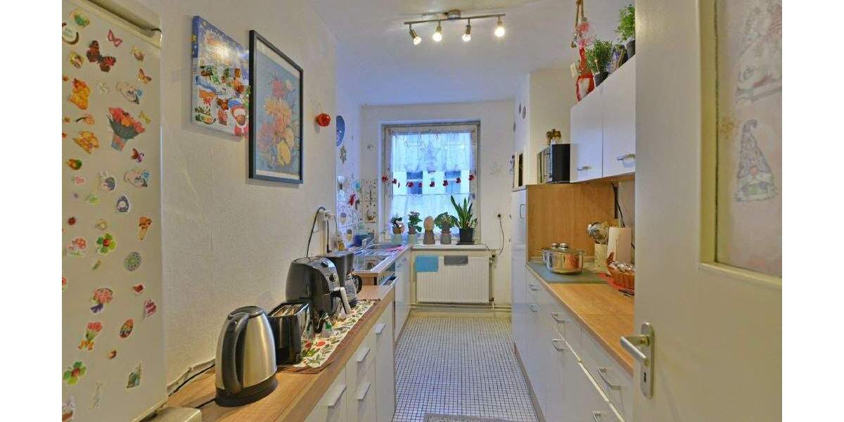 MFH mit 16 Wohneinheiten und 12 Stellplätzen; Eckgrundstück an 2 Straßen, KS-Schillerviertel 3 zimmer