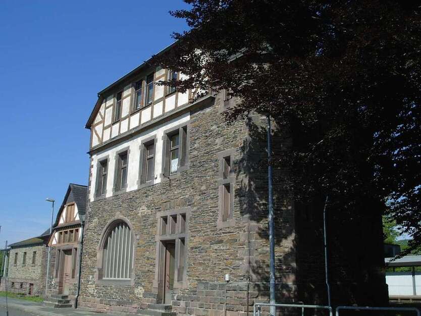 Haus zum Kaufen in Hetzerath 490.000 € 204 m²