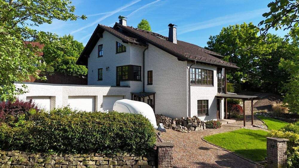 Großzügiges Einfamilienhaus mit Einliegerwohnung auf großem Grundstück mit 3 Garagen 1 zimmer