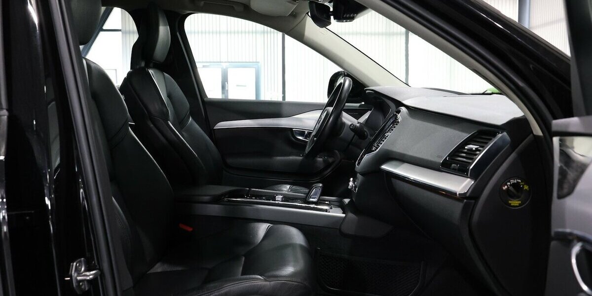 Volvo XC90 T8 P-HEV AWD EXPRESSION R-DESIGN / 7-SITZER 143.000 km 38.444 &euro; Hamm 59077