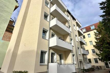 Helle und großzügige Dachgeschoss-Wohnung mit Balkon und Terrasse 3 zimmer