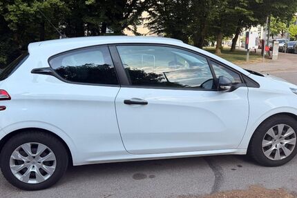 Peugeot 208 98.000 km 3.890 &euro; München 80937