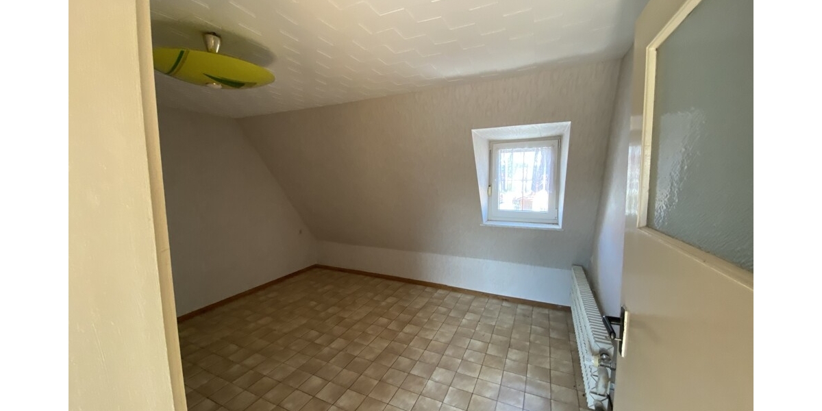 Gemütliche Doppelhaushälfte mit großem Grundstück und Doppelgarage in ruhiger Siedlungslage - Doppelhaushälfte Röderaue | Angebot:27134387