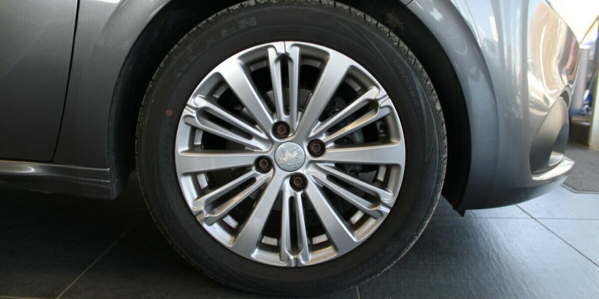 Peugeot 208 PureTech 110 Allure - Panorama - 84.341 km 8.980 &euro; Euskirchen 53881