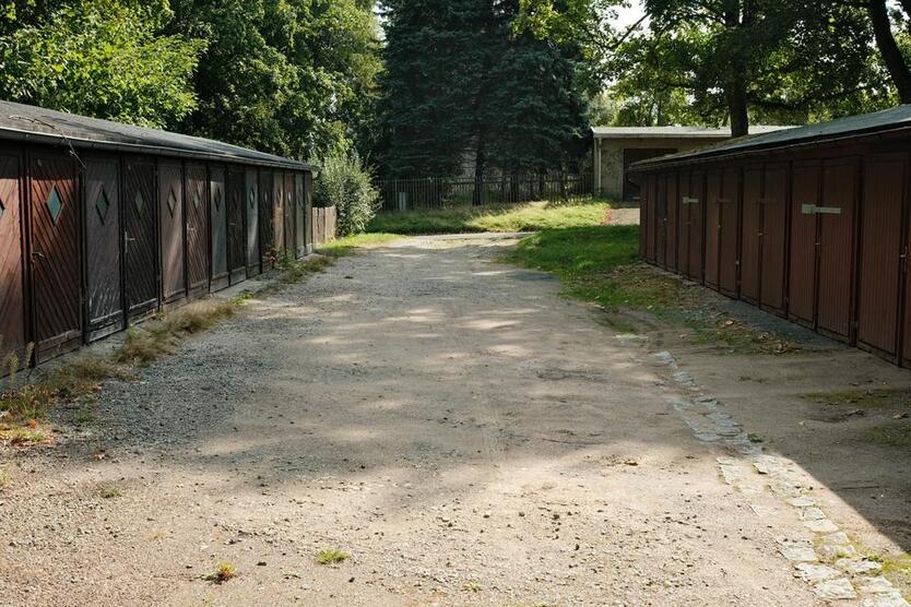 Grundstück mit Einfamilienhaus und Garagen in Freiberg | 2030m2