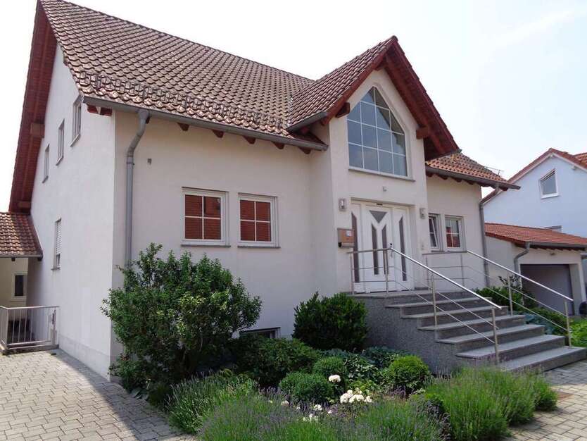 Haus zum Mieten in Lohnsfeld 2.500 € 289 m²