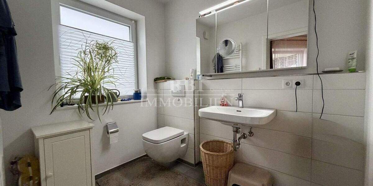 Neuwertige- Wunderschöne, großzügige 3 Zimmer Wohnung mit Balkon und Fahrstuhl 3 zimmer