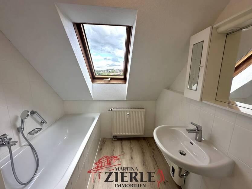 Gelegenheit, ab 01.10 frei! Schöne helle DG-Wohnung mit Balkon, Einbauküche und TG-Stellplatz! 2 zimmer