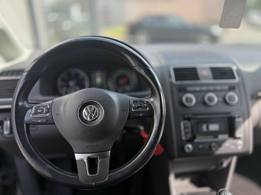 VW Touran Highline / Navi / 7 Sitze / Klima / AHK 256.000 km 7.900 € Mönchengladbach 41066