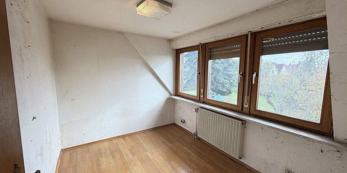 Sanierungsbedürftige Doppelhaushälfte mit 2 Garagen und großem Garten 5 zimmer