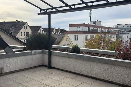 Hochwertig modernisierte 4-Zimmer-Wohnung mit großer Dachterrasse und zwei Garagen 4 zimmer