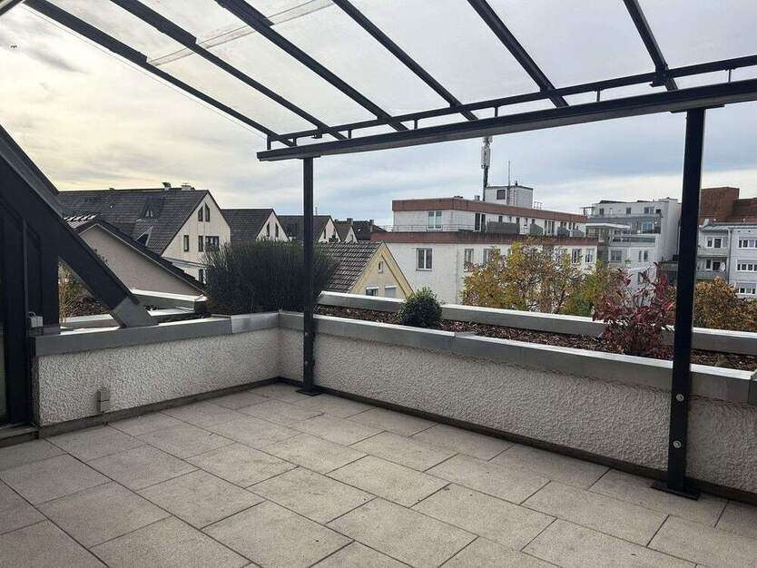 Hochwertig modernisierte 4-Zimmer-Wohnung mit großer Dachterrasse und zwei Garagen 4 zimmer