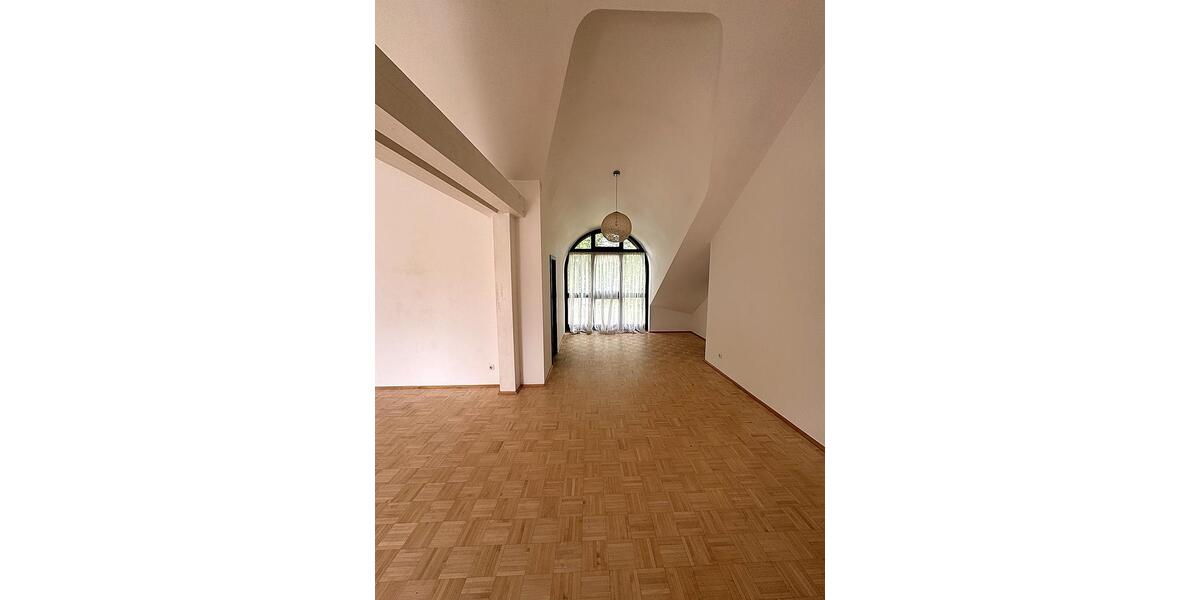 Dachgeschoßwohnung Wiesbaden Biebrich - 2 Zimmer, 90 m&sup2;, 1.315&euro; | Angebot:26662447