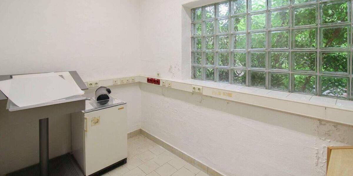 Eigenes Business oder Investment: Bezugsfreie Ausstellungsfläche mit normaler Ausstattung zimmer