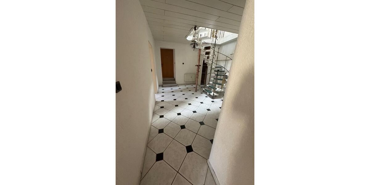 Etagenwohnung Föhren - 8 Zimmer, 224 m&sup2;, 1.600&euro; | Angebot:25553198