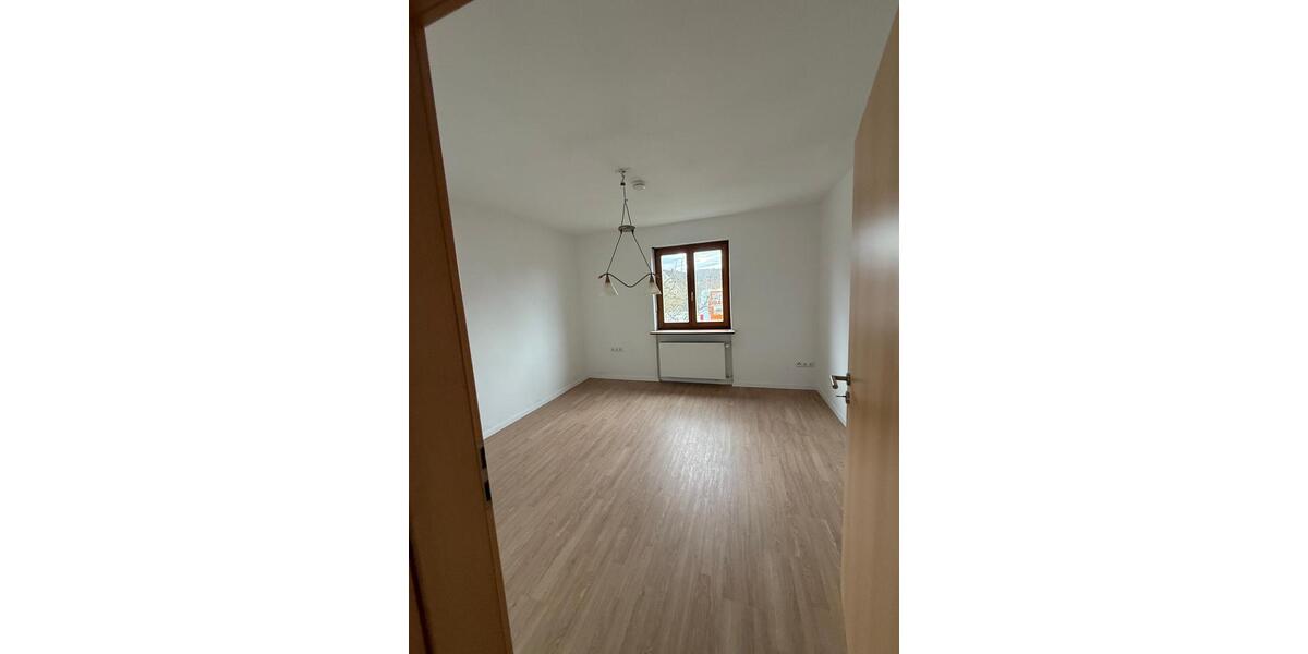 Erdgeschoßwohnung Teublitz - 3 Zimmer, 111 m&sup2;, 890&euro; | Angebot:25440816