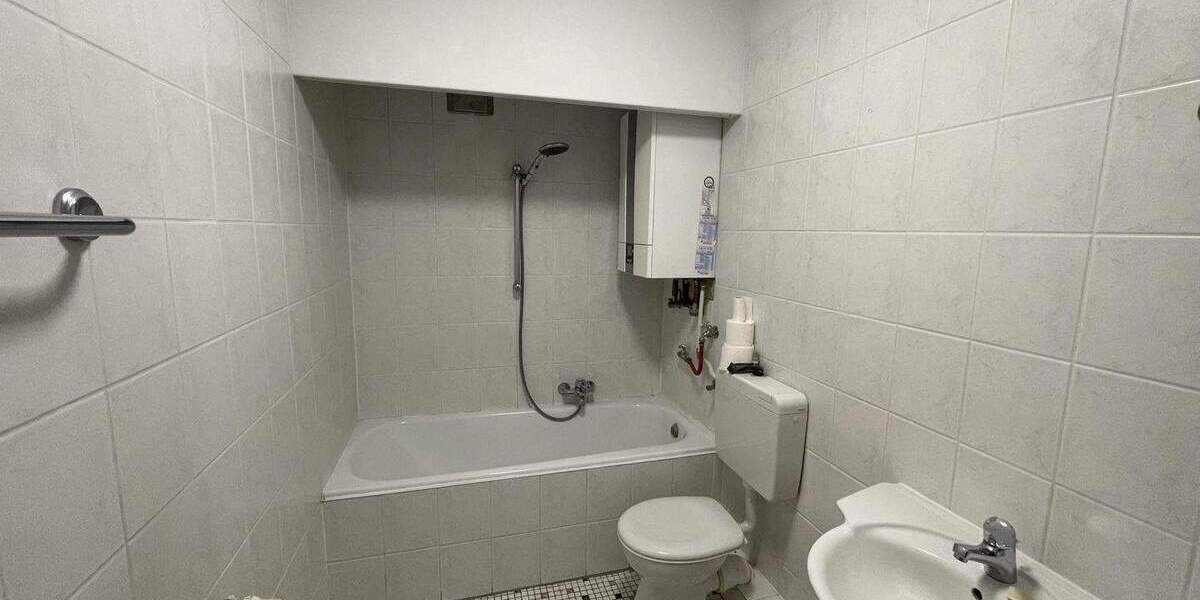 Komfortable 3 Zimmer Wohnung mit 2 Bädern und Stellplätzen - WG geeignet - 3 zimmer