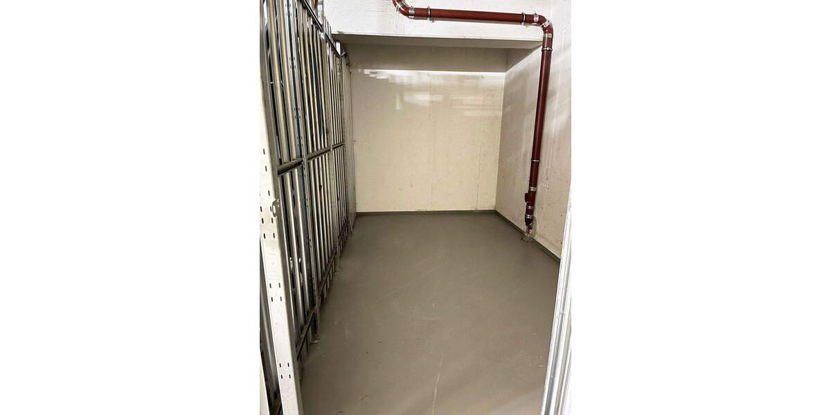 Top- modernisierte Dachgeschosswohnung mit zwei Balkonen und Tiefgaragenstellplatz 2 zimmer