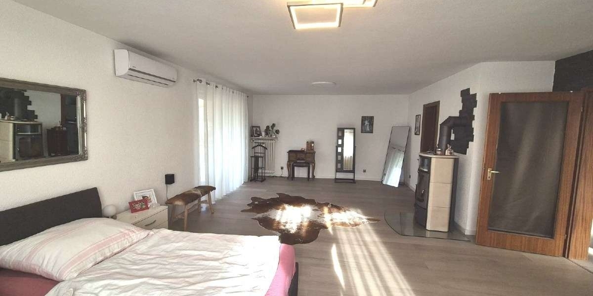 Großzügiges Wohnen für zwei Generationen: Poolbereich mit Poolbar und barrierefreiem EG - Zweifamilienhaus Katzweiler | Angebot:27131010