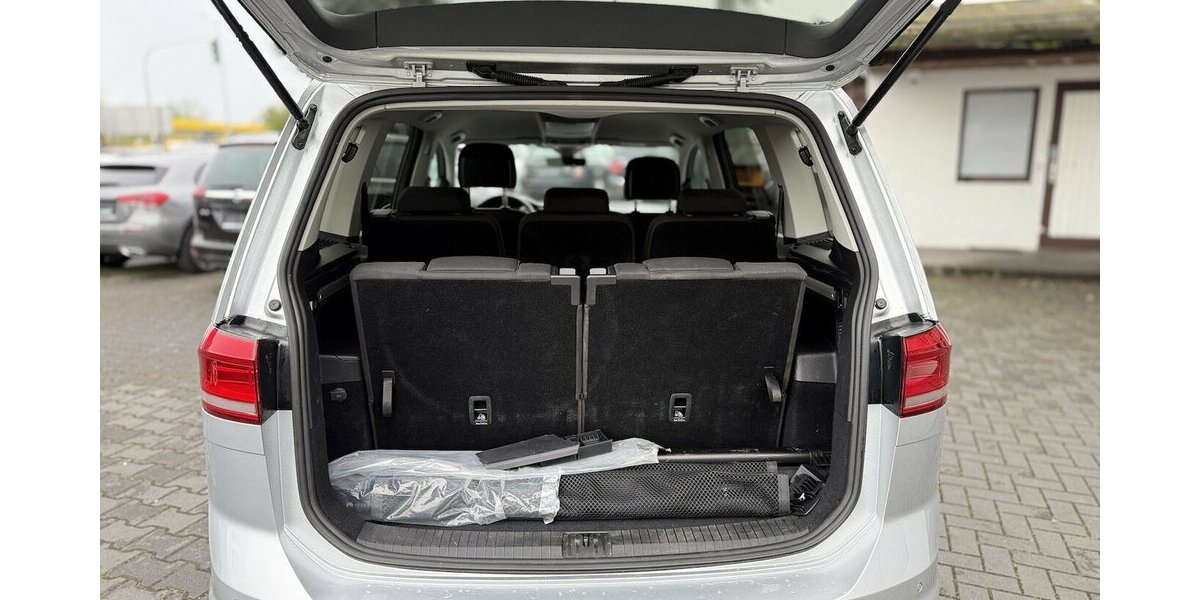 VW Touran 7 Sitze / Automatik / AHK / 1. Hd / Navi 110.000 km 23.490 &euro; Mönchengladbach 41066