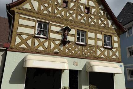 Wohn- und Geschäftshaus m. Garage, bietet vielseitiges Potential, 220 m² Wfl., im Herzen von Höchstadt 8 zimmer