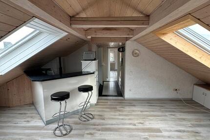 Helle 2-Zimmer-Dachgeschoßwohnung mit Balkon