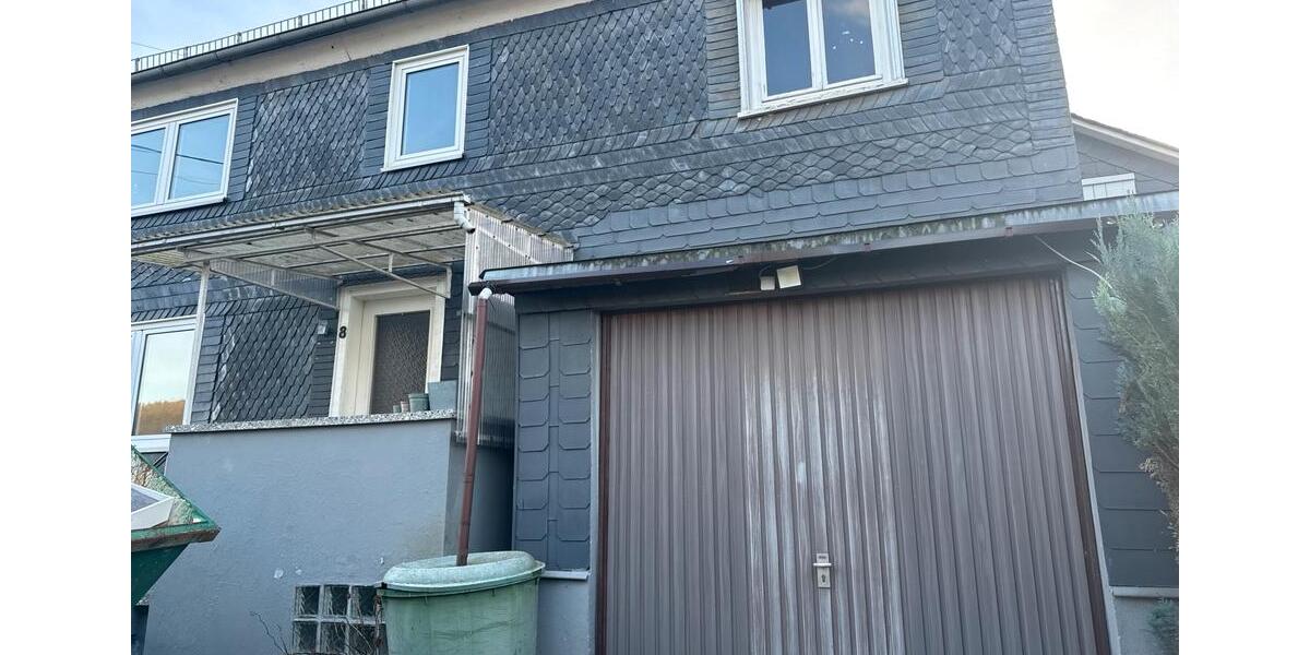 Einfamilienhaus mit 2 Garagen und großem Garten in Struthütten 6 zimmer