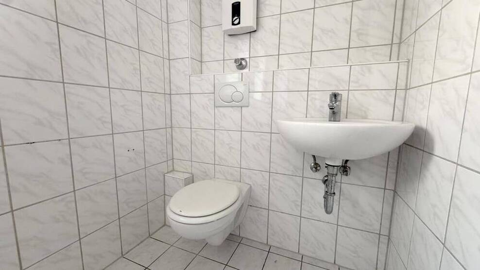 6 Wohnungen & 1 Ladenlokal. Balkone & Garagen. Liebevoll gepflegt & modernisiert.