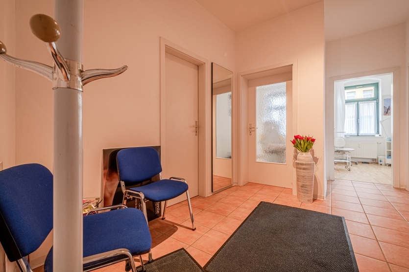 IDEALE FLÄCHE FÜR PRAXIS ODER BÜRO IM HOCHPARTERRE – ZENTRAL GELEGEN – PKW-STELLPLATZ – GROSSES WC 2 zimmer