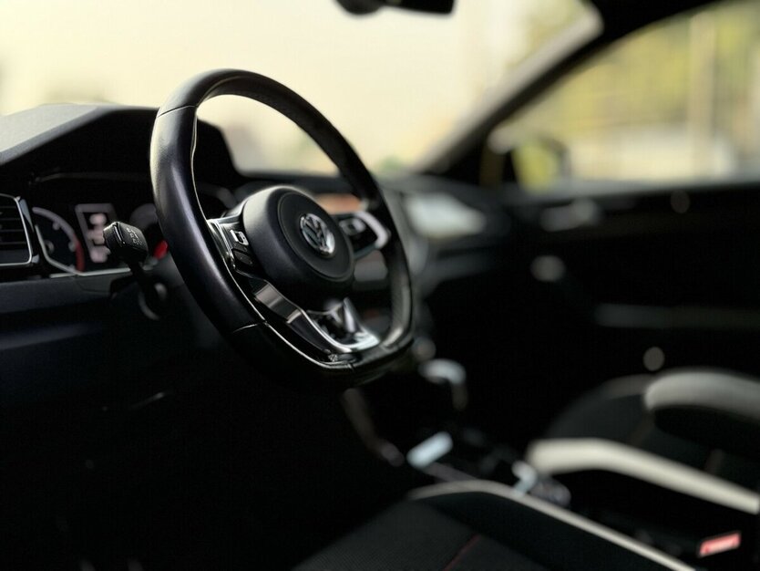 VW T-Roc R-Line 4Motion / CAM / PANO / Standheizung 95.788 km 24.990 € Mönchengladbach 41066