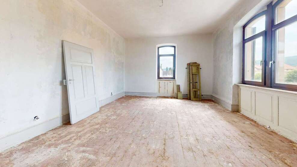 Alter Bahnhof mit Blick auf die Haardt Gegenüber Kurpfalz Carré & Ärztehaus Sanierungspotential 11 zimmer