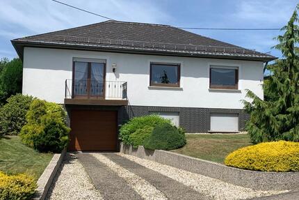 Sehr schöner Bungalow mit großzügigen Garten und Pool