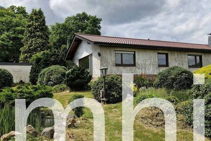 Much Hündekausen: Kleiner Bungalow mit 2 Garagen für die kleine Familie. 4 zimmer