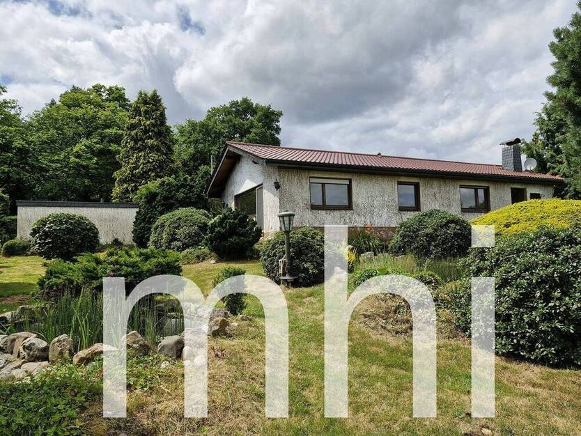 Much Hündekausen: Kleiner Bungalow mit 2 Garagen für die kleine Familie. 4 zimmer