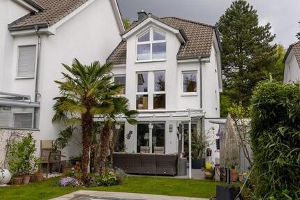 U72-Anbindung Haus mit Pool auf Privatstraße in direkter Wald- und Parklage