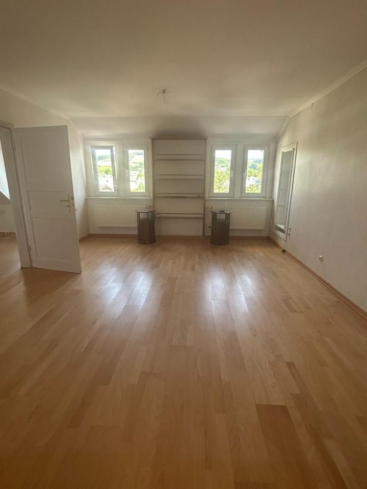 Schöne helle Dachgeschoßwohnung in ruhiger Lage
