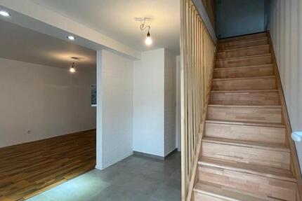 Haus Siegbach - 2 Zimmer, 140 m&sup2;, 800&euro; | Angebot:24458480