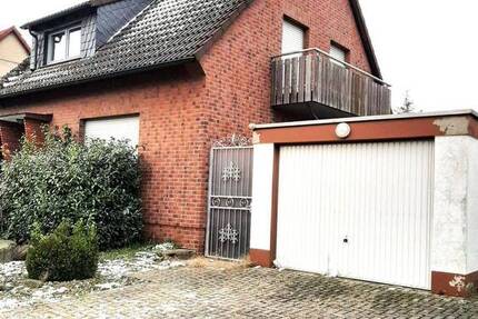 Einfamilienhaus auf großen Grundstück.