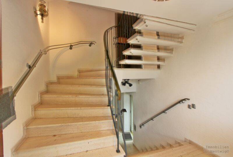 Fröndenberg-Hohenheide: Stilvoll und außergewöhnlich: Haus mit separater Wohnung, ca. 220 m² Wfl..