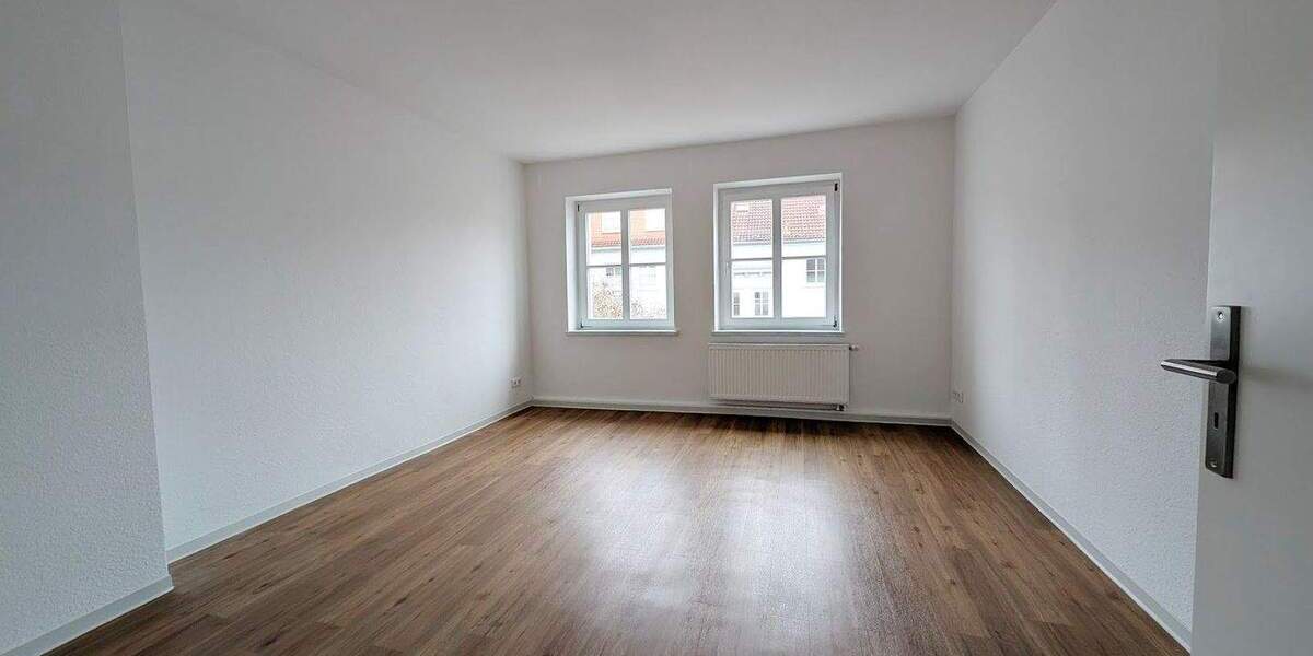 Hell & Renoviert! 3 Zimmer + Esszimmer, Vinyl-Boden, Tageslichtbad + 2 Abstellräume + gute Lage 3 zimmer