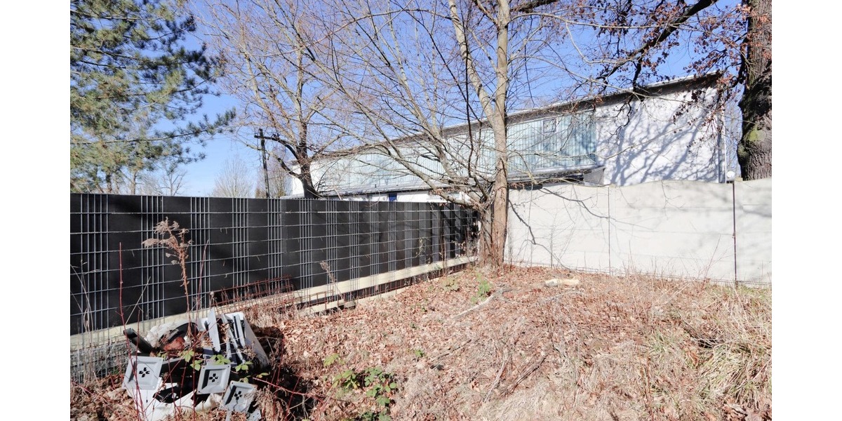 Großer Garten - voll umzäunt - Strom liegt an zimmer