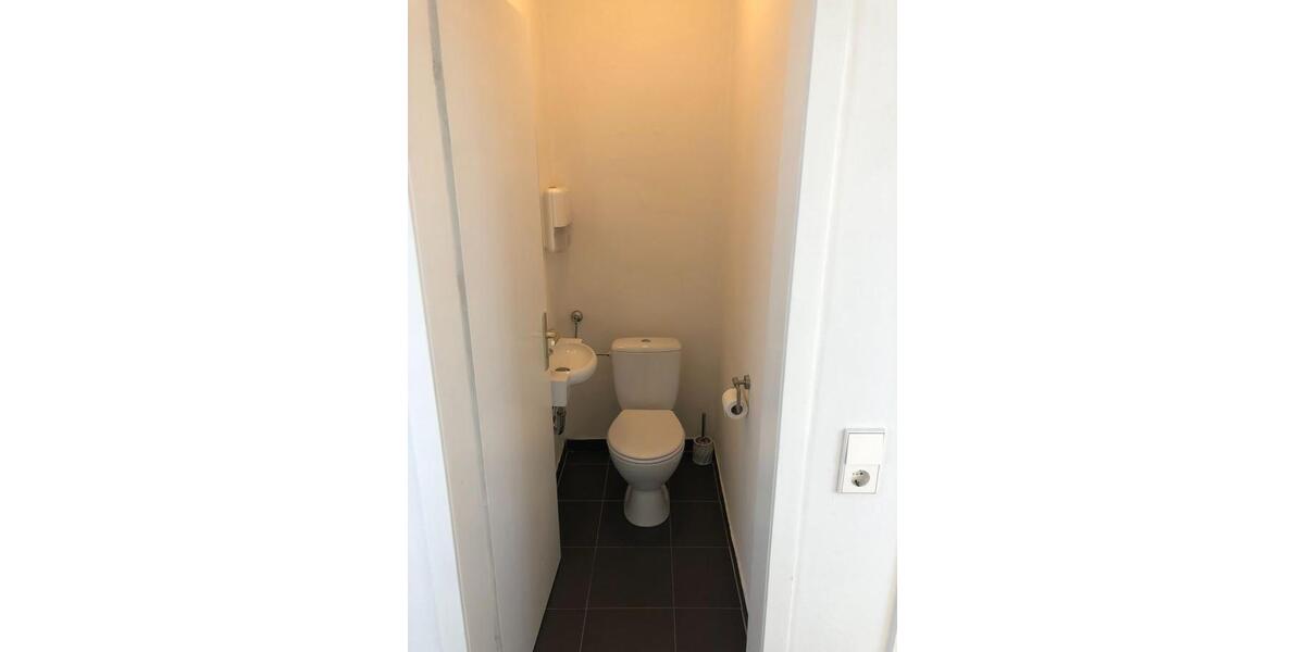 Verkehrsgünstige Lagerhalle m. Sanitärräumen, eigenem Tor und 2 Parkplätzen provisionsfrei - Gewerbeobjekt Remshalden | Angebot:22695774