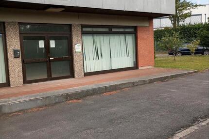 Lagerfläche mit Büro und Stellplätzen zimmer