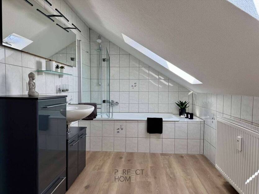 Oben wohnen, ruhig leben - modernisierte 2-Zimmer-Wohnung in ruhiger Lage vom Kreuzgrund